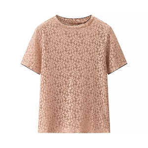 Elegante top in pizzo floreale traforato color albicocca con sottili bordini neri