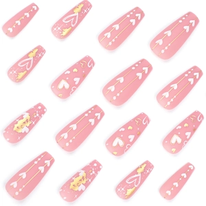 Matte roze ballerina plaknagels met goudfolie accenten en handgeschilderde hartjes