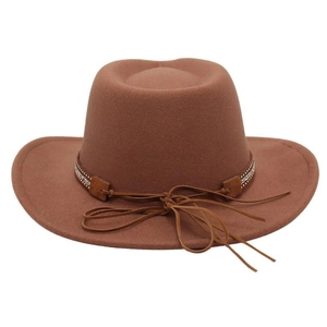 Dettaglio cappello fedora marrone a tesa larga con fascia borchiata e fiocco in pelle