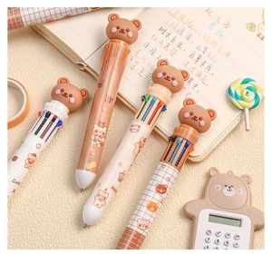 Dettaglio di penne orsetto a 10 colori con topper in silicone e motivi a quadretti