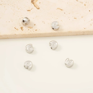 Gedetailleerd beeld van zilveren spiraalvormige metalen kralen voor DIY-sieraden