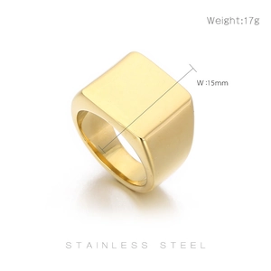 Dettagli dell'anello a sigillo dorato in acciaio inox con peso 17g e larghezza 15mm