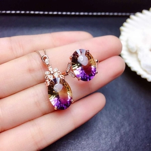 Vue détaillée d'un pendentif amétrine bicolore et bague réglable en finition or rose
