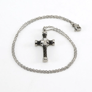 Collier avec pendentif croix en acier inoxydable style punk et design torsadé en argent