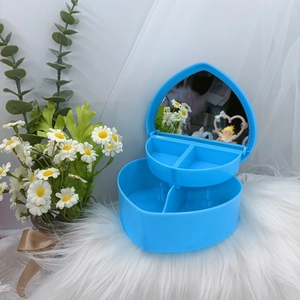 Detalle del joyero azul con forma de corazón con compartimentos internos y espejo