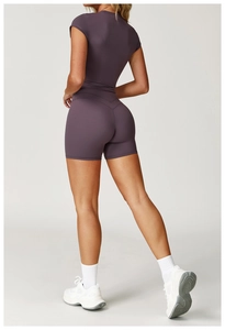 Vista posteriore del set da yoga viola scuro con shorts a vita alta e top aderente