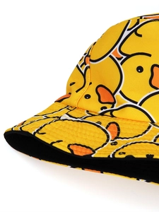 Vue détaillée du bob jaune en coton avec motifs de canards et coutures du bord