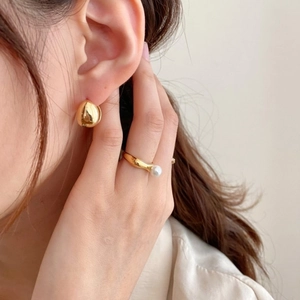 Minimalist S925 silver gold teardrop earrings and pearl ring set shown on model