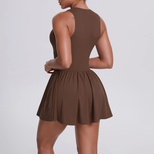 Dettaglio del vestito sportivo marrone scuro con design racerback e gonna a pieghe sul retro