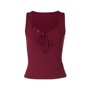 Dettaglio di canotta bordeaux senza maniche con scollo in pizzo e fiocco decorativo