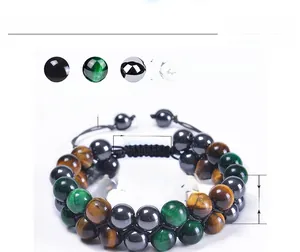 Dettaglio del bracciale intrecciato a tre file in occhio di tigre verde da 10 mm ed ematite