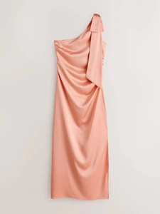 Détail de la robe élégante en satin rose champagne avec épaule dénudée et drapé