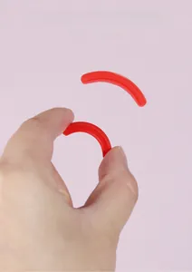 Dettaglio dei gommini di ricambio in silicone rosso per piegaciglia professionali