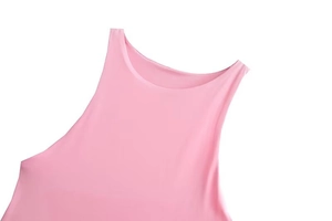 Dettaglio del body rosa con scollo all'americana senza cuciture e tessuto liscio
