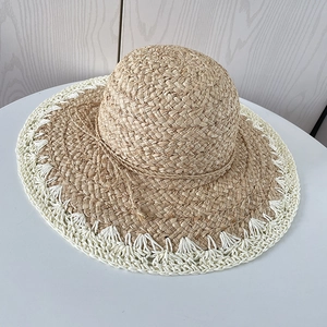 Gros plan sur un chapeau de soleil en raphia avec bordure au crochet contrastée