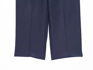 Détail du pantalon en sergé bleu marine montrant les doubles coutures sur l'ourlet