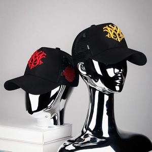 Moderne Mesh-Baseballcaps mit 3D-Stickerei auf silbernen Chrom-Modellköpfen