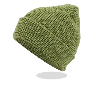 Detail der grünen Beanie mit Waffelstrickmuster, doppellagiger Textur und Umschlag