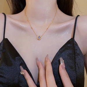 Élégant collier plaqué or avec pendentif à double anneau et une pierre de zircon bleu vif