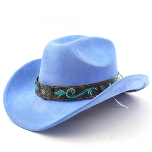 Détail du chapeau de cowboy en daim bleu avec sangle brodée et boucle métallique