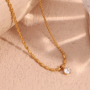 Collana a catena asimmetrica placcata oro 18K con pendente in zircone rotondo