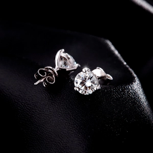 S925 sterling silver 1ct moissanite stud earrings featuring high-gloss round cut stones