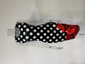 Vue détaillée d'une robe moulante sans manches avec pois et imprimés fleuris de roses rouges