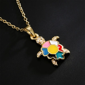 Collar de tortuga en esmalte colorido bañado en oro de 18K con cristales brillantes
