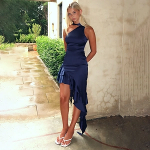 Dettaglio dell'elegante abito in raso blu scuro monospalla con orlo a balze irregolari