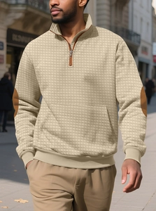 Detail der Waffelstrick-Struktur und braunen Ellbogen-Patches am Herren-Sweatshirt mit Reißverschluss
