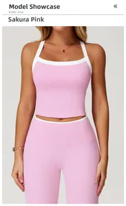 Détail du soutien-gorge de yoga rose sakura et leggings avec bordure contrastée blanche