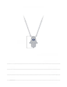 Détail du pendentif main de Hamsa en argent S925 avec œil bleu et zircons blancs