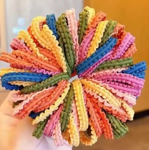 Gros plan d'élastiques à cheveux ondulés colorés aux tons acidulés pour fillettes