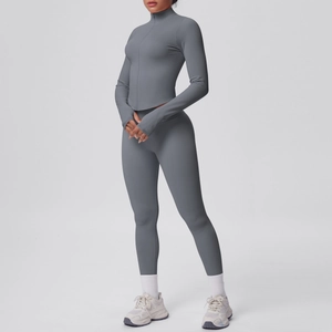 Dettaglio del set yoga grigio con fori per i pollici e design a collo alto sportivo