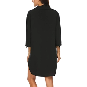 Vista posterior de una camisa larga de gasa negra con ajuste holgado para mujer