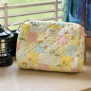 Detailansicht einer gesteppten Kosmetiktasche mit süßem Bären- und Mädchen-Cartoon-Print
