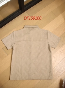 Détail d'un polo beige avec texture jacquard géométrique et design de col polo classique