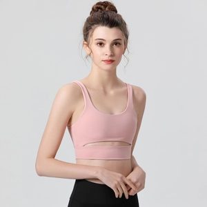 Soutien-gorge de sport rose à maintien élevé avec larges bretelles et découpe yoga