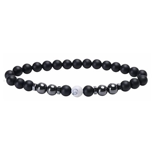 Gros plan de perles noires mates de 6 mm et d'une perle centrale en marbre sur bracelet élastique
