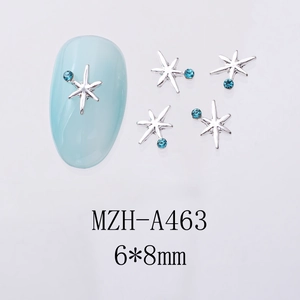 Détail macro de charmes d'ongles étoile en argent avec strass bleus de 6x8mm