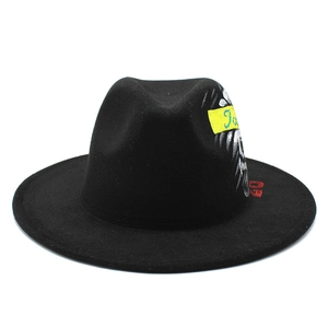 Cappello fedora nero in lana con graffiti dipinti a mano e ricamo del numero 09