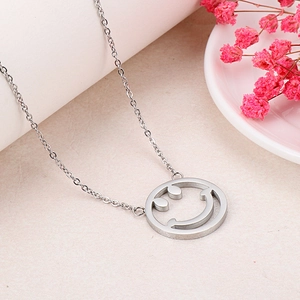 Vue rapprochée du collier argenté avec pendentif sourire évidé et chaîne à maillons