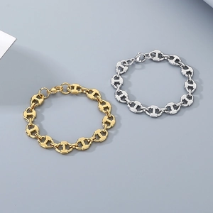 Detailed macro view of the H-link chain and secure lobster clasp on the stainless steel bracelet