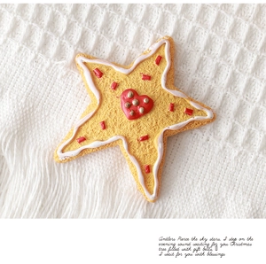 Magnete natalizio in resina a forma di stella con cuore rosso su sfondo in maglia