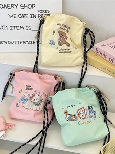 Süße bestickte Canvas-Beuteltaschen mit Cartoon-Bär- und Katzenmotiven in verschiedenen Farben