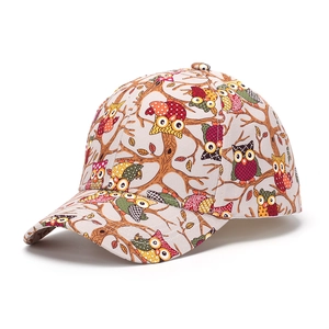 Détail de l'imprimé hibou sur une casquette de baseball beige montrant la texture du tissu