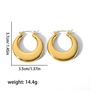 Détail de boucles d'oreilles épaisses en U plaquées or 18 carats, taille 3,7x3,5 cm