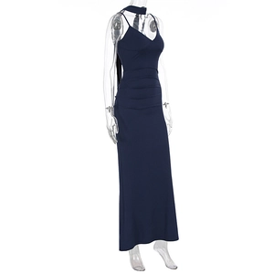 Détail de la robe de soirée bleu marine à col en V avec choker et taille froncée