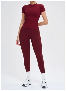 Ensemble fitness sans couture bordeaux avec haut à manches courtes et leggings taille haute