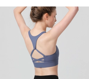Détail du soutien-gorge de sport bleu gris avec dos croisé et tissu respirant extensible